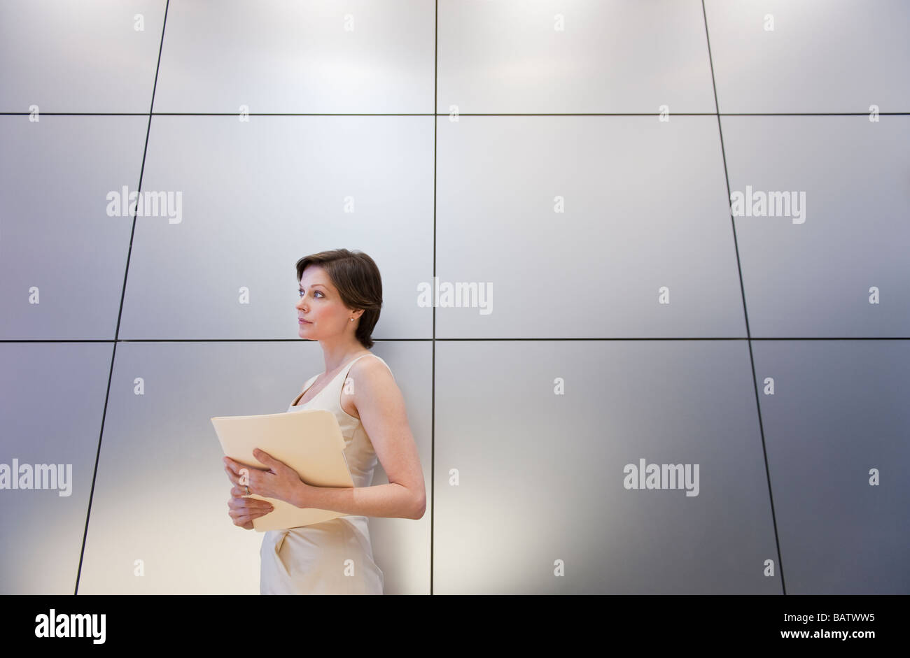 Young businesswoman holding document, low angle view Banque D'Images