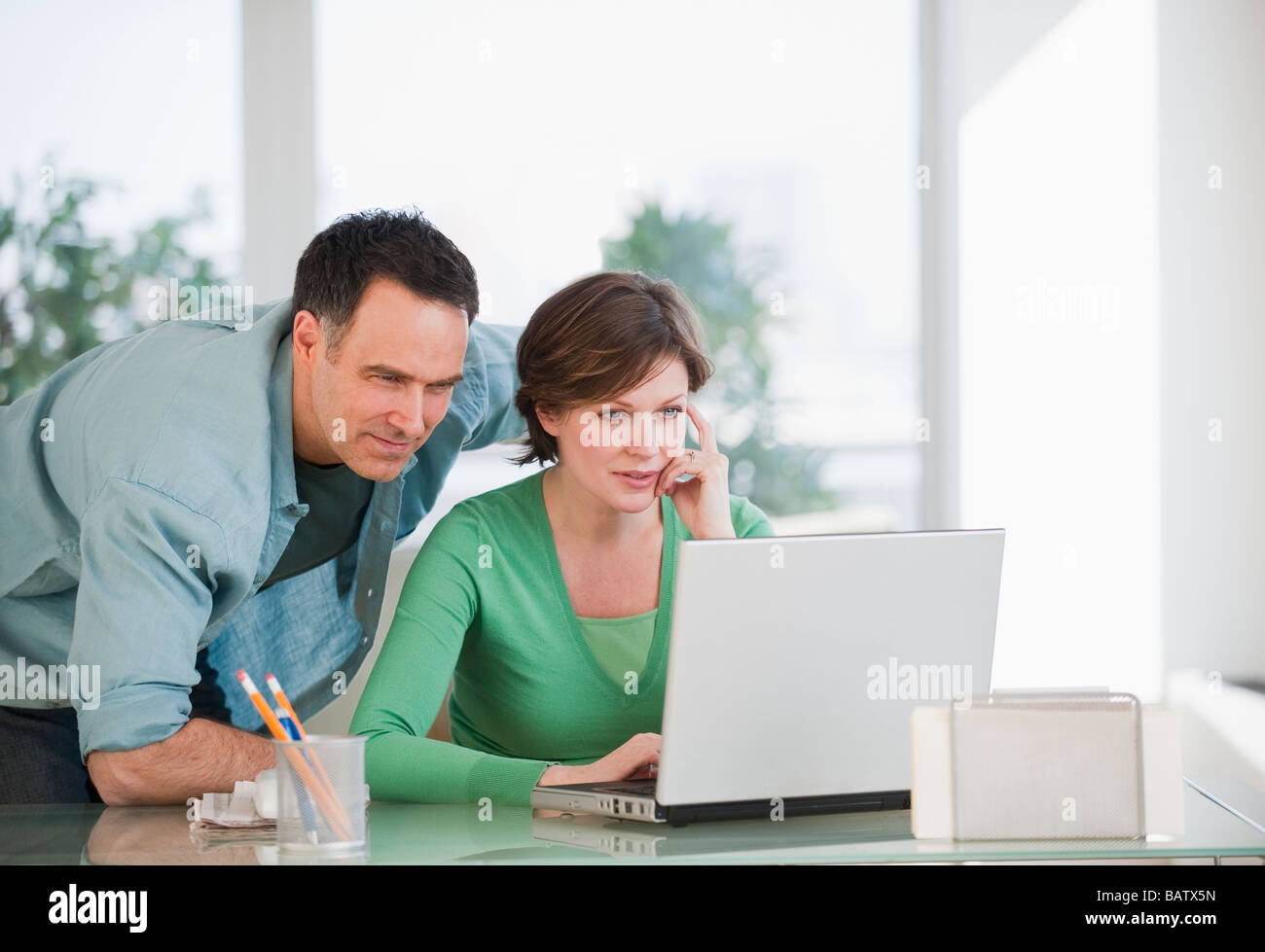 Couple using laptop Banque D'Images