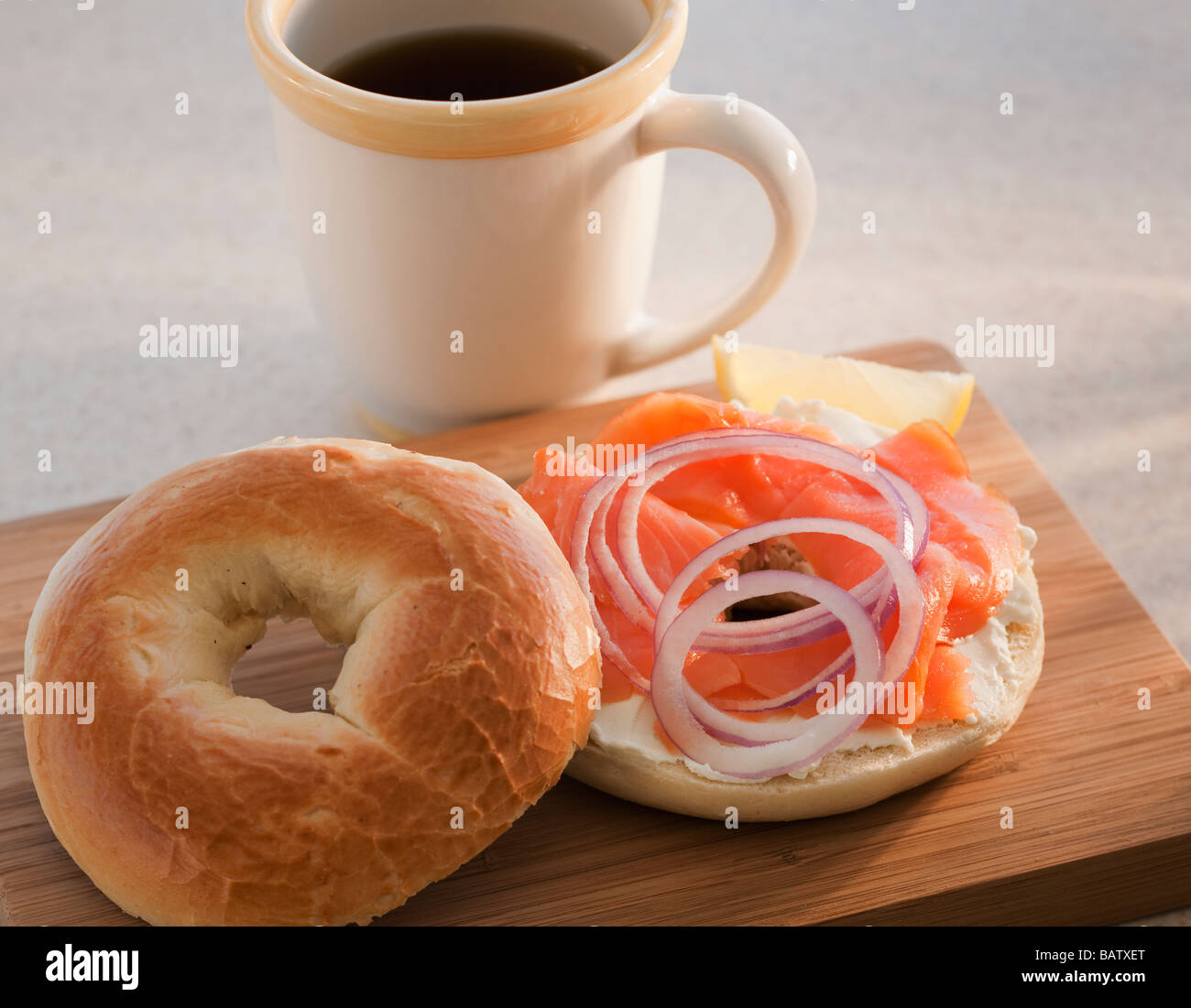 Bagel avec du café Banque D'Images