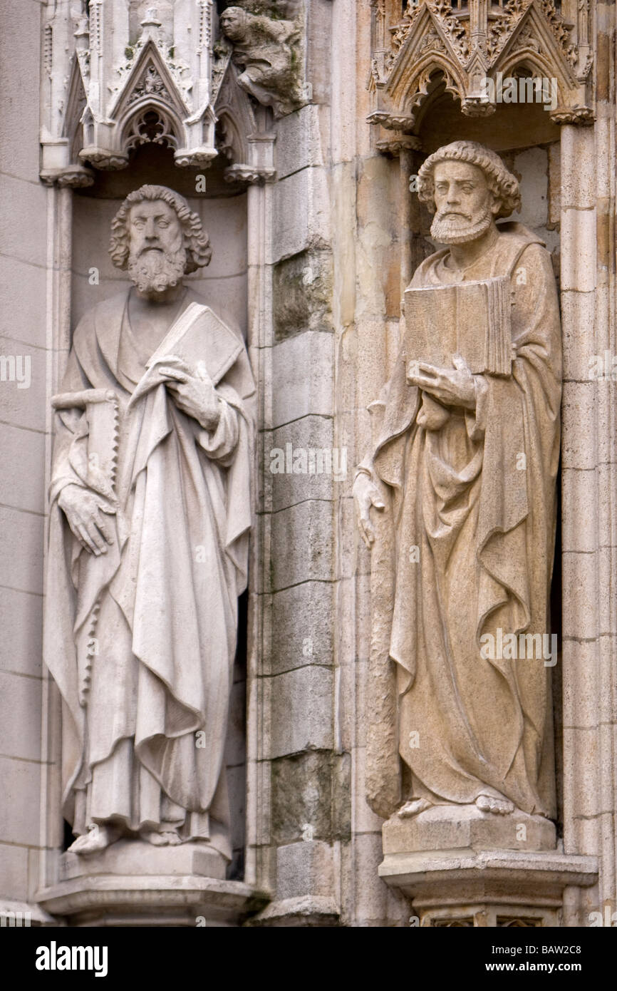 Sculptures sur pierre sur la cathédrale Notre Dame au Sablon (église Notre Dame de Sablon) - Bruxelles, Belgique Banque D'Images