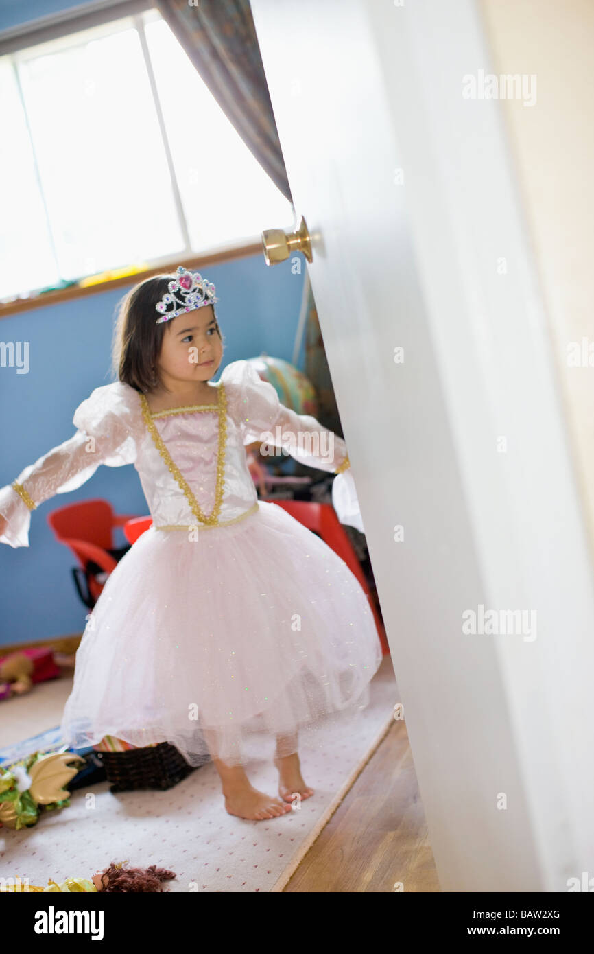 Asian girl dressing up en costume princesse Banque D'Images