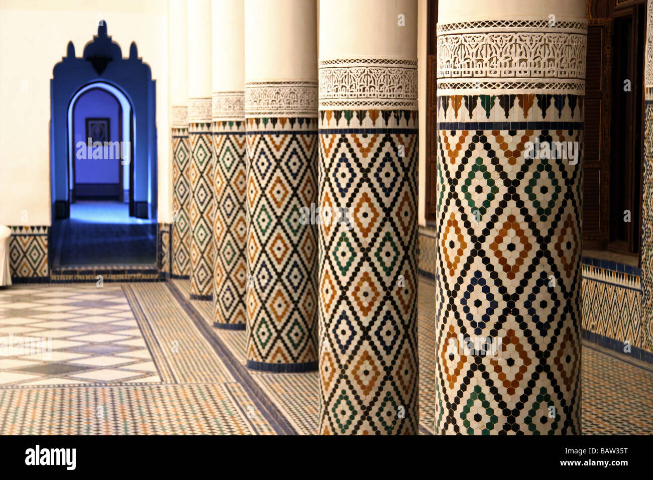 Piliers carrelés à l'intérieur de Riad à Marrakech Maroc Banque D'Images