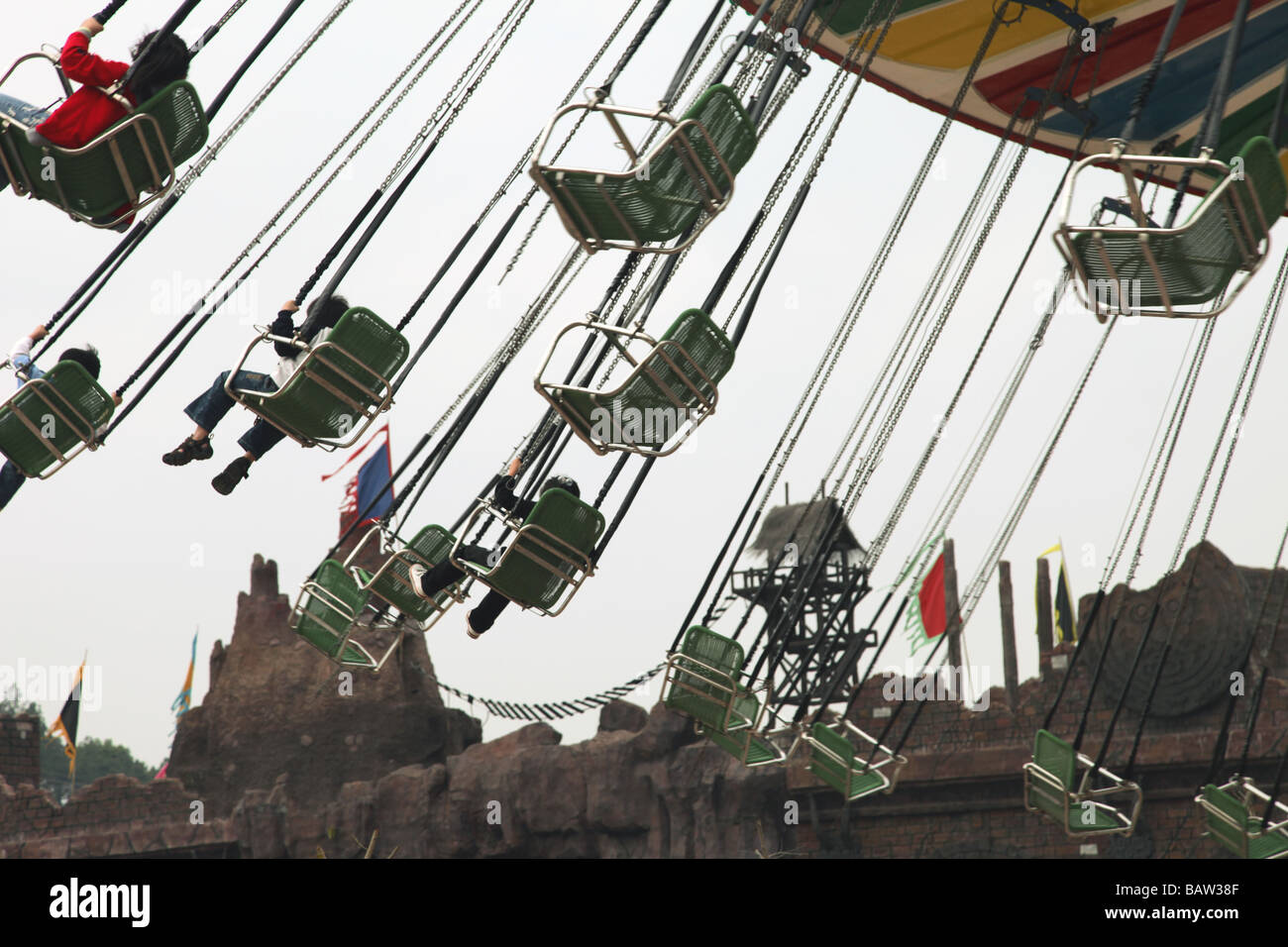 Parc de divertissement, de plaisir, de bonheur, de jeu, enfants, adultes, dur, pendus, roller coaster, amusement, ciel blanc, ennuyeux, triste, stup Banque D'Images