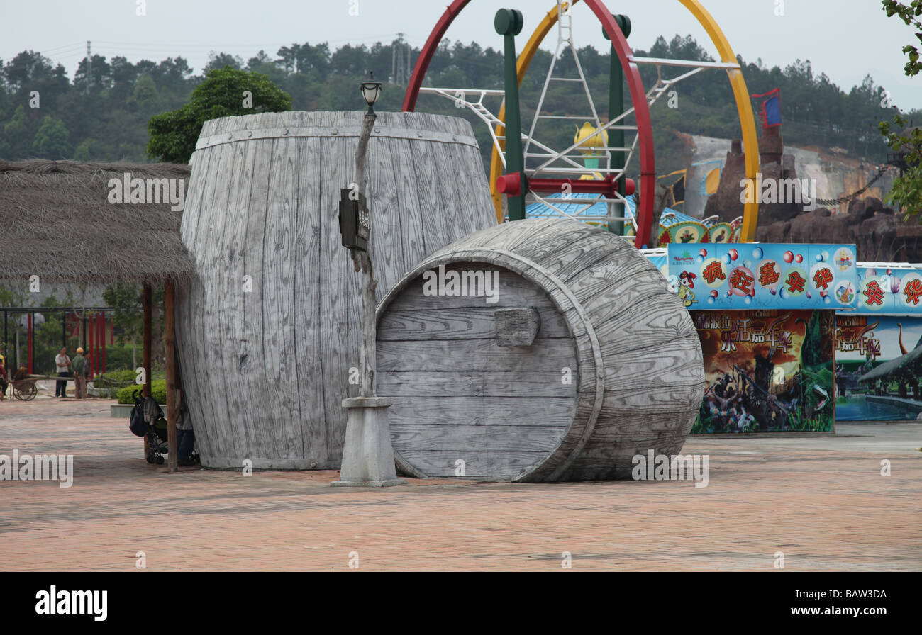 Parc de divertissement, de plaisir, de bonheur, de jeu, enfants, adultes, dur, pendus, roller coaster, amusement, ciel blanc, ennuyeux, triste, stup Banque D'Images