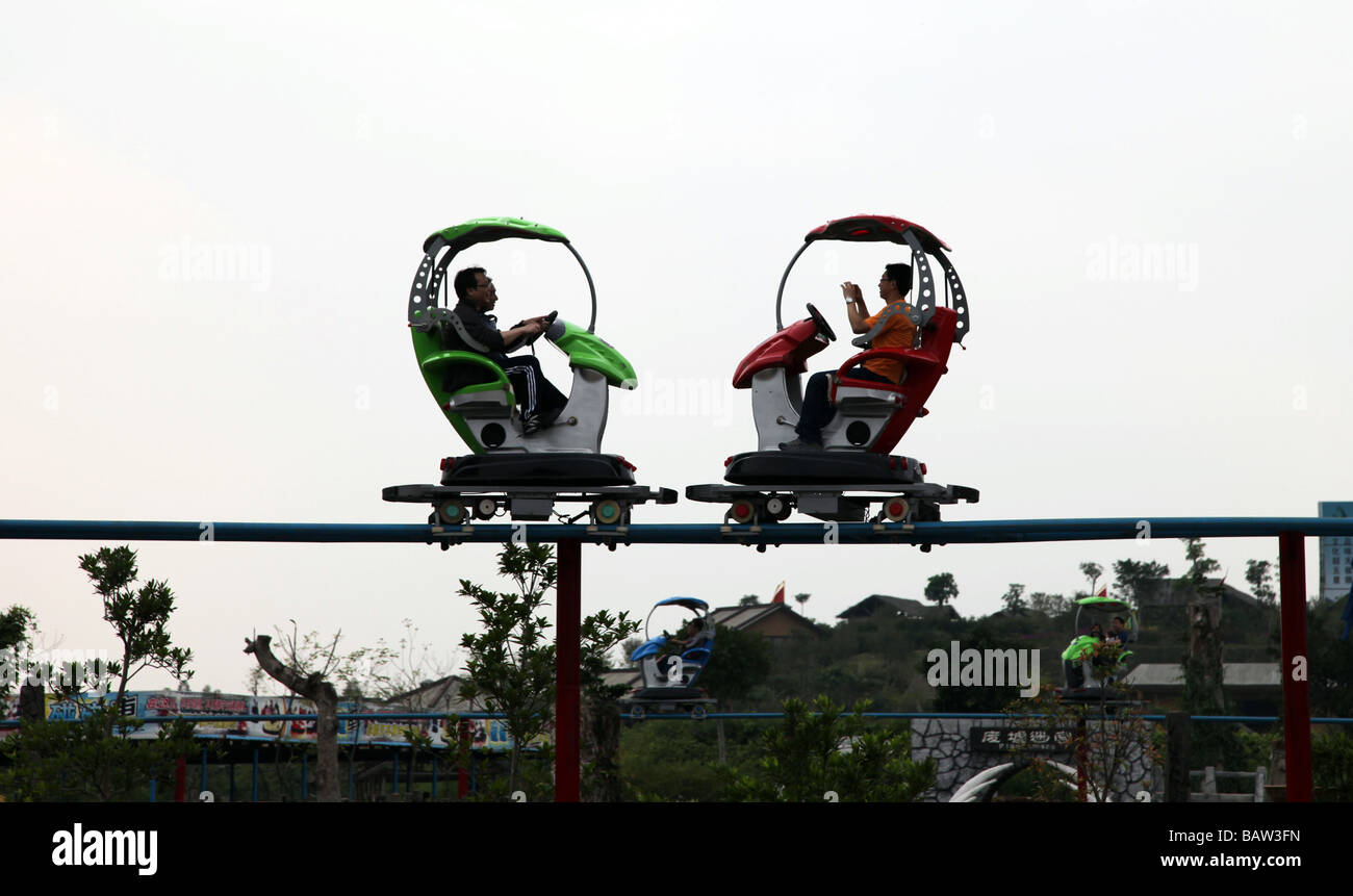 Parc de divertissement, de plaisir, de bonheur, de jeu, enfants, adultes, dur, pendus, roller coaster, amusement, ciel blanc, ennuyeux, triste, stup Banque D'Images