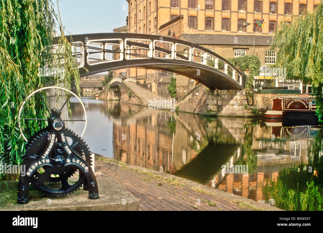 Le Regents Canal au-dessus de Hampstead Road Ville London Camden Lock in England UK Banque D'Images