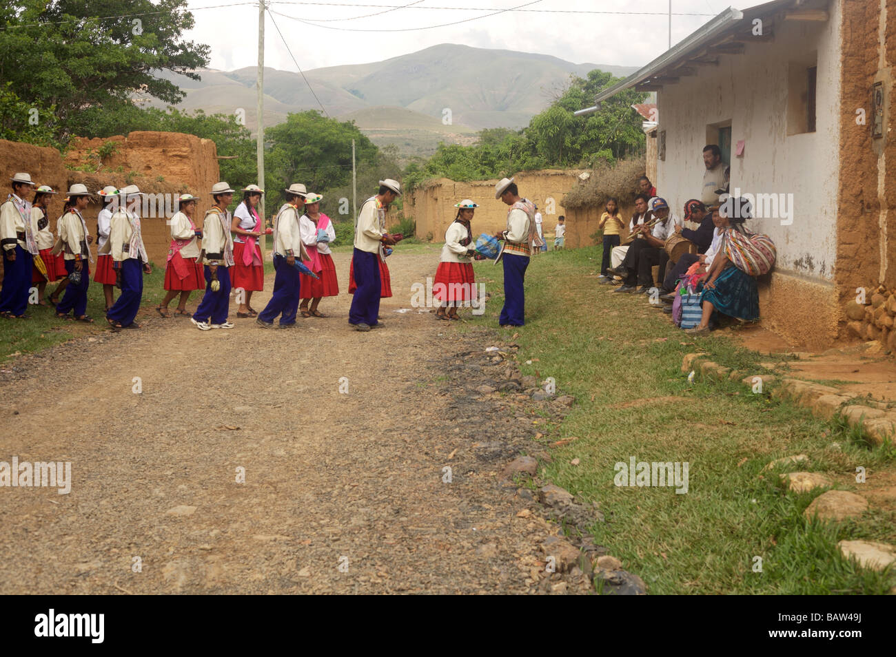 Les habitants d'effectuer une danse de la pluie à un festival à Apolo Bolivie Banque D'Images