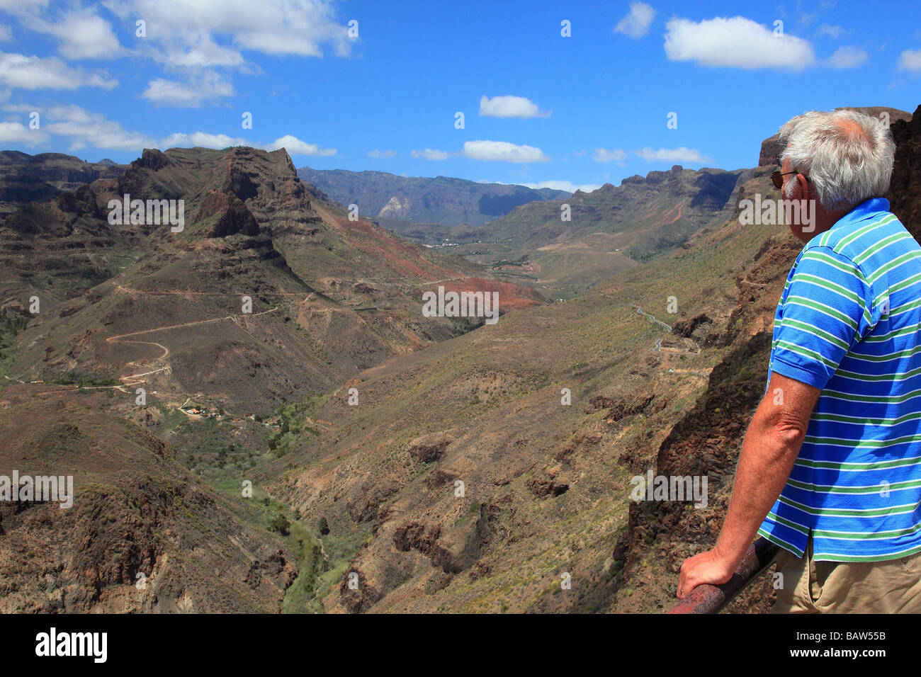 Homme regardant au Mirador Degollada de la Yegua Gran Canaria Espagne Europe Banque D'Images