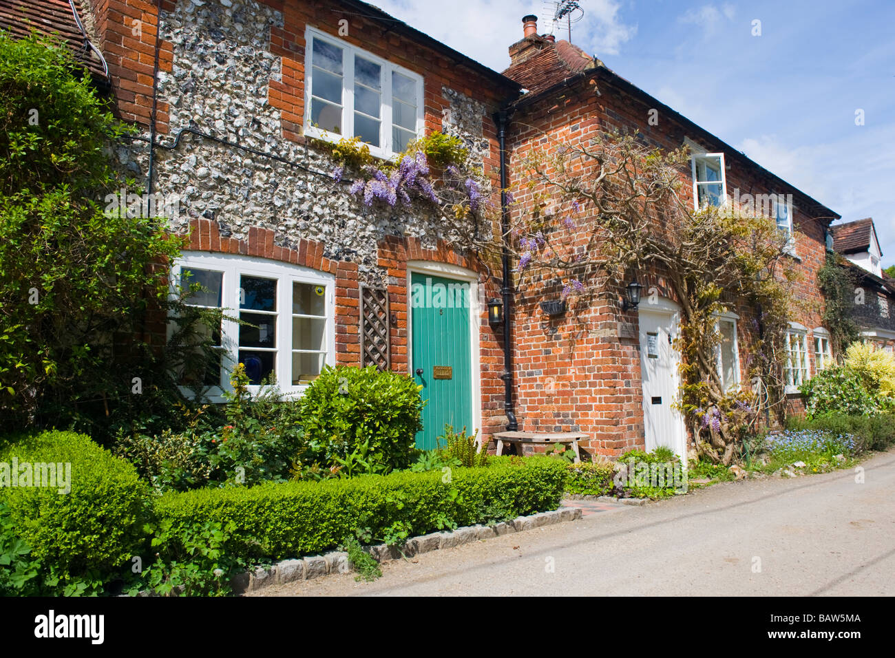 Turville scène du Vicaire de Dibley a été filmée en vieil anglais pittoresque typique des chalets en brique rouge et vêtu de silex français aube couverture troène Banque D'Images