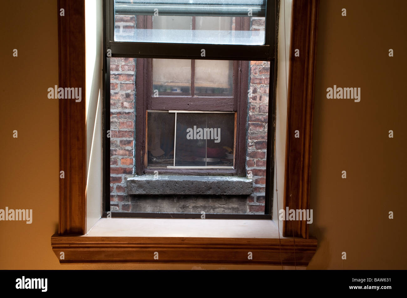 Vue depuis une fenêtre dans un appartement de ville d'une autre fenêtre trois pieds Banque D'Images