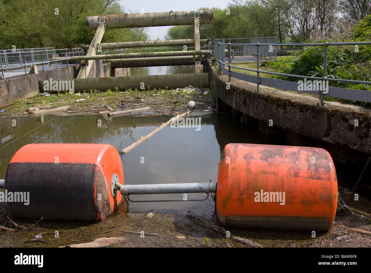 Barrière de sécurité orange avertissement weir chêne serrure écluse rivière Medway Kent England UK Europe Banque D'Images