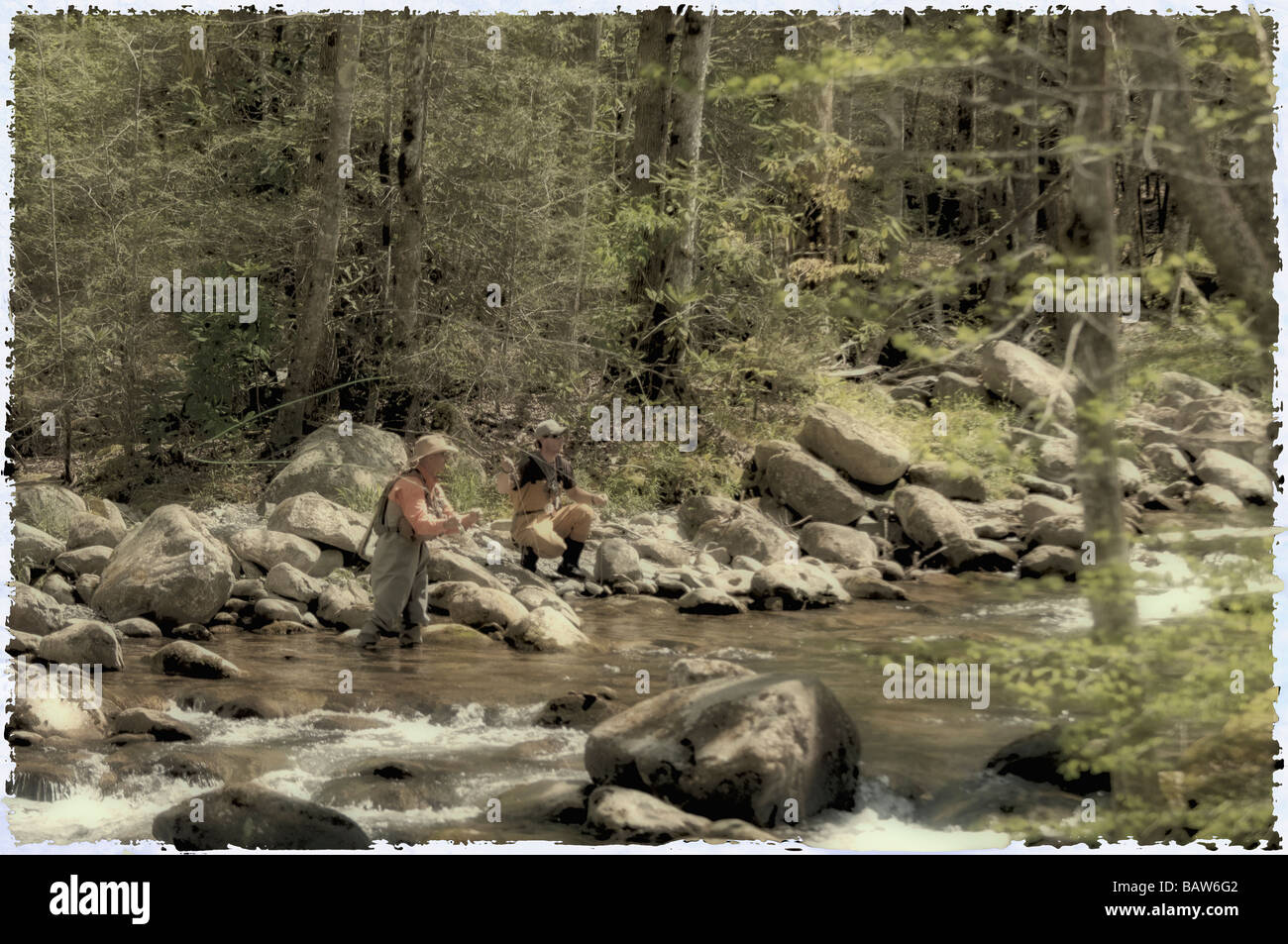 Traitement de Polaroid Fly Pêche pêcheurs sur la fourche au milieu de la Petite Rivière Pigeon Greenbrier Domaine des Great Smoky Mountains Banque D'Images