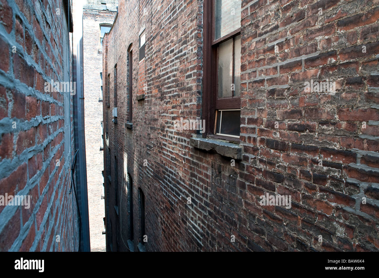 Vue depuis une fenêtre dans un appartement de ville d'une autre fenêtre trois pieds Banque D'Images