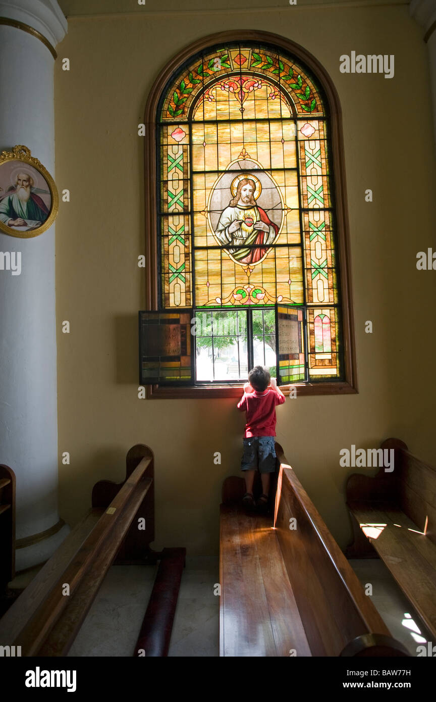 Trois ans hispanic boy à Nuestra Señora de la Guadalupe Cathédrale (AKA Ponce Cathédrale) situé dans la région de Ponce, Porto Rico. Banque D'Images