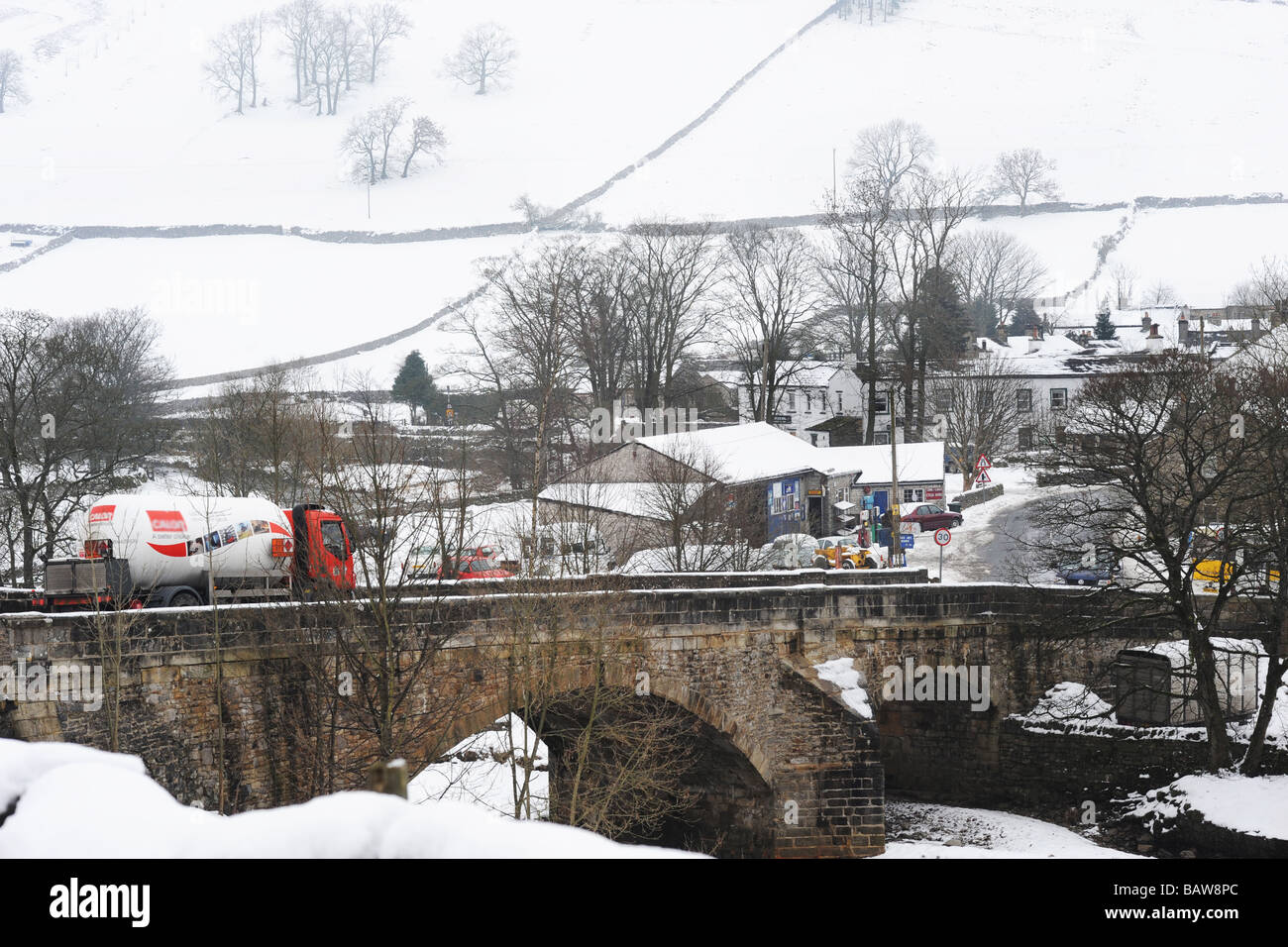 Kettlewell, village du Yorkshire, est couvert de neige épaisse. Banque D'Images