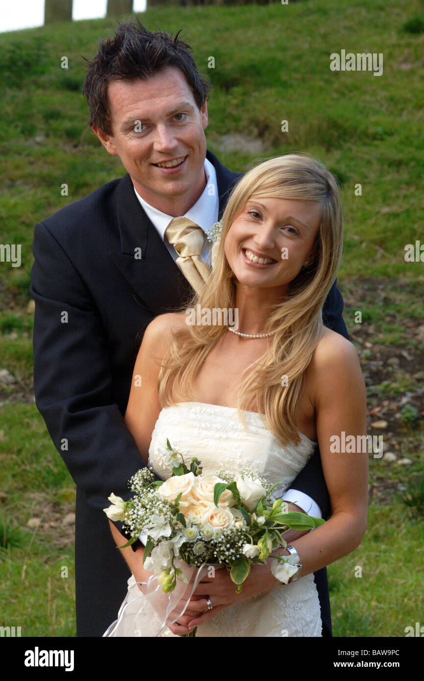 Jeune couple de jeunes mariés mariés à l'église, Yorkshire du Nord. UK Banque D'Images