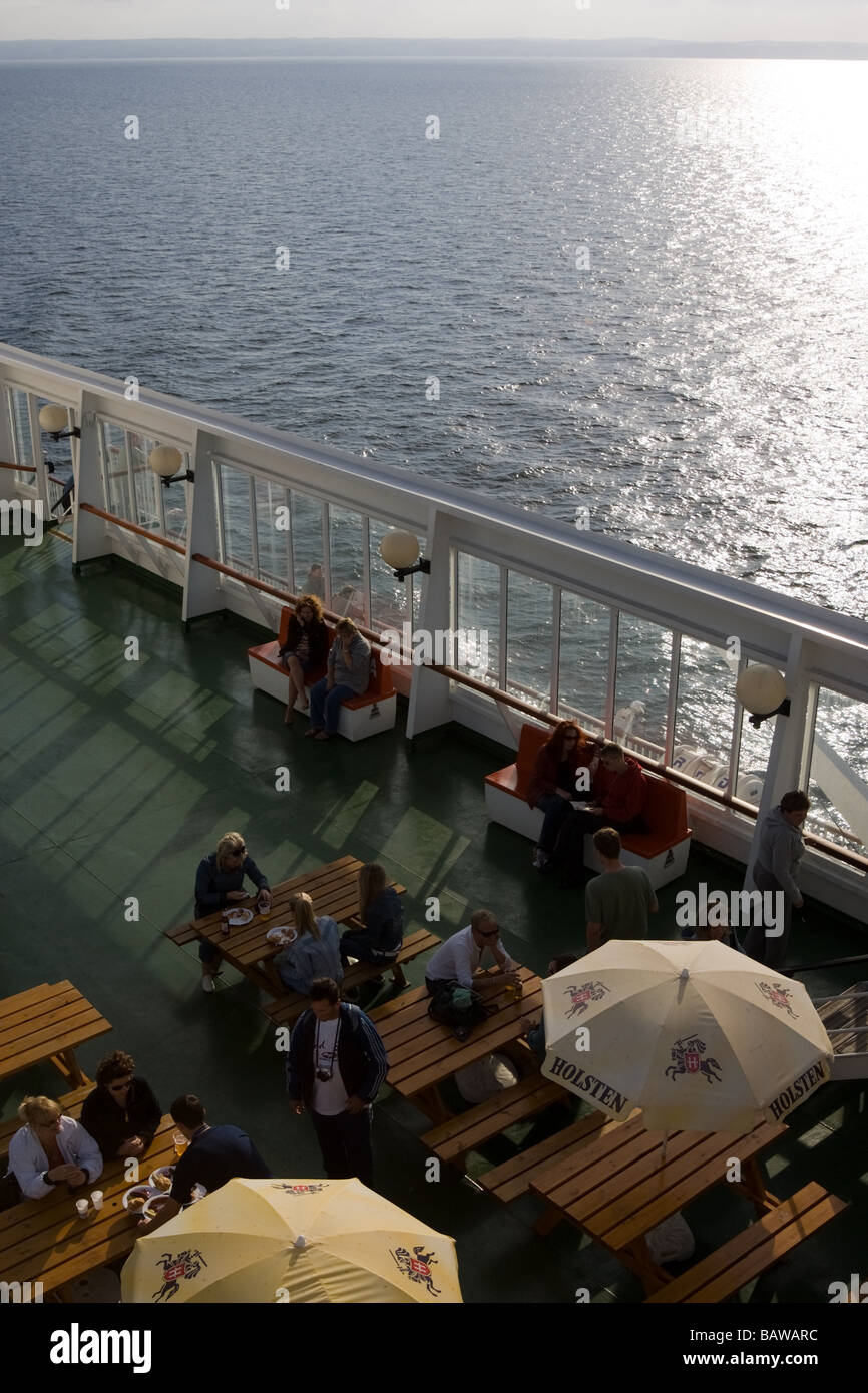 Les passagers assis à l'extérieur sur le pont d'un ferry (Gdańsk-Nynäshamn, mer Baltique) Banque D'Images