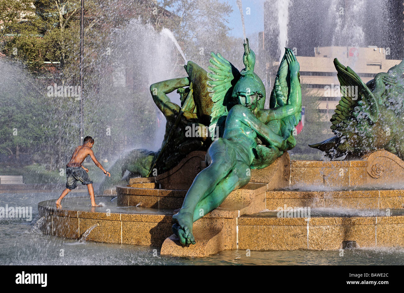 Garçon jouant dans swann fountain à Logan Circle de Philadelphie, en Pennsylvanie Banque D'Images