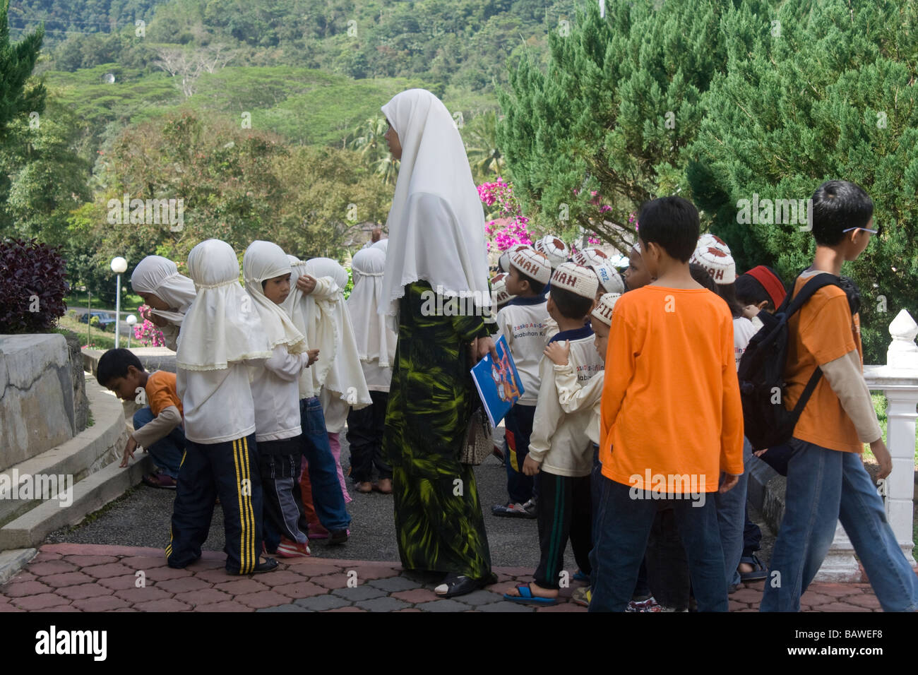 Les enfants de l'école primaire musulmane à l'extérieur de la réserve de Sungei Lembing musée des mines d'étain dans Pahang Malaisie Banque D'Images