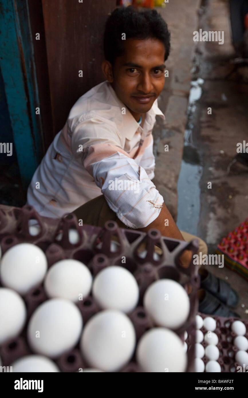 L'homme indien vente des oeufs à Mumbai Inde Banque D'Images