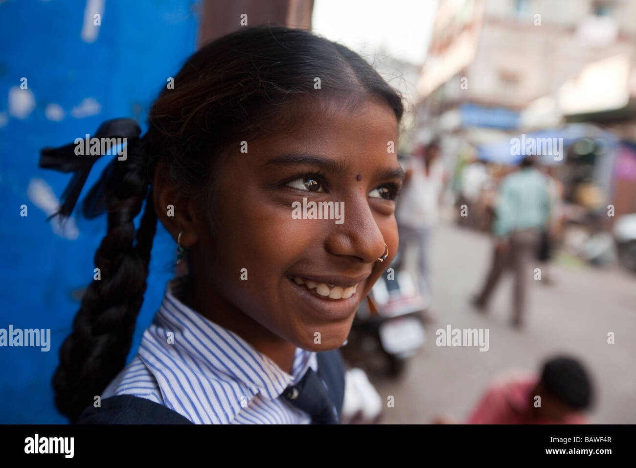 Young Smiling Indian Girl dans les rues de Mumbai Inde Banque D'Images