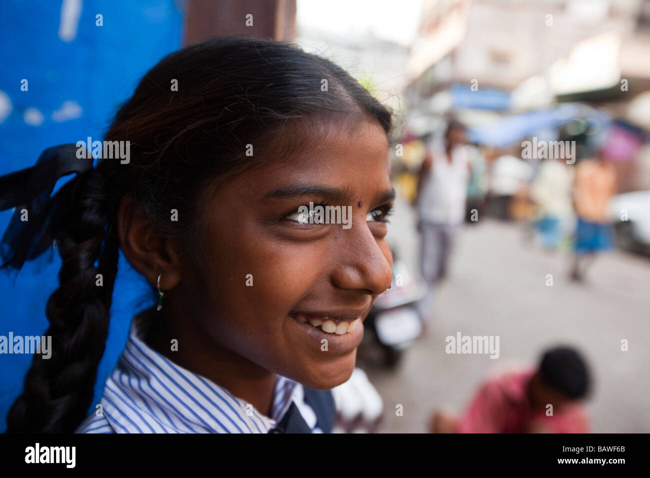 Young Smiling Indian Girl dans les rues de Mumbai Inde Banque D'Images
