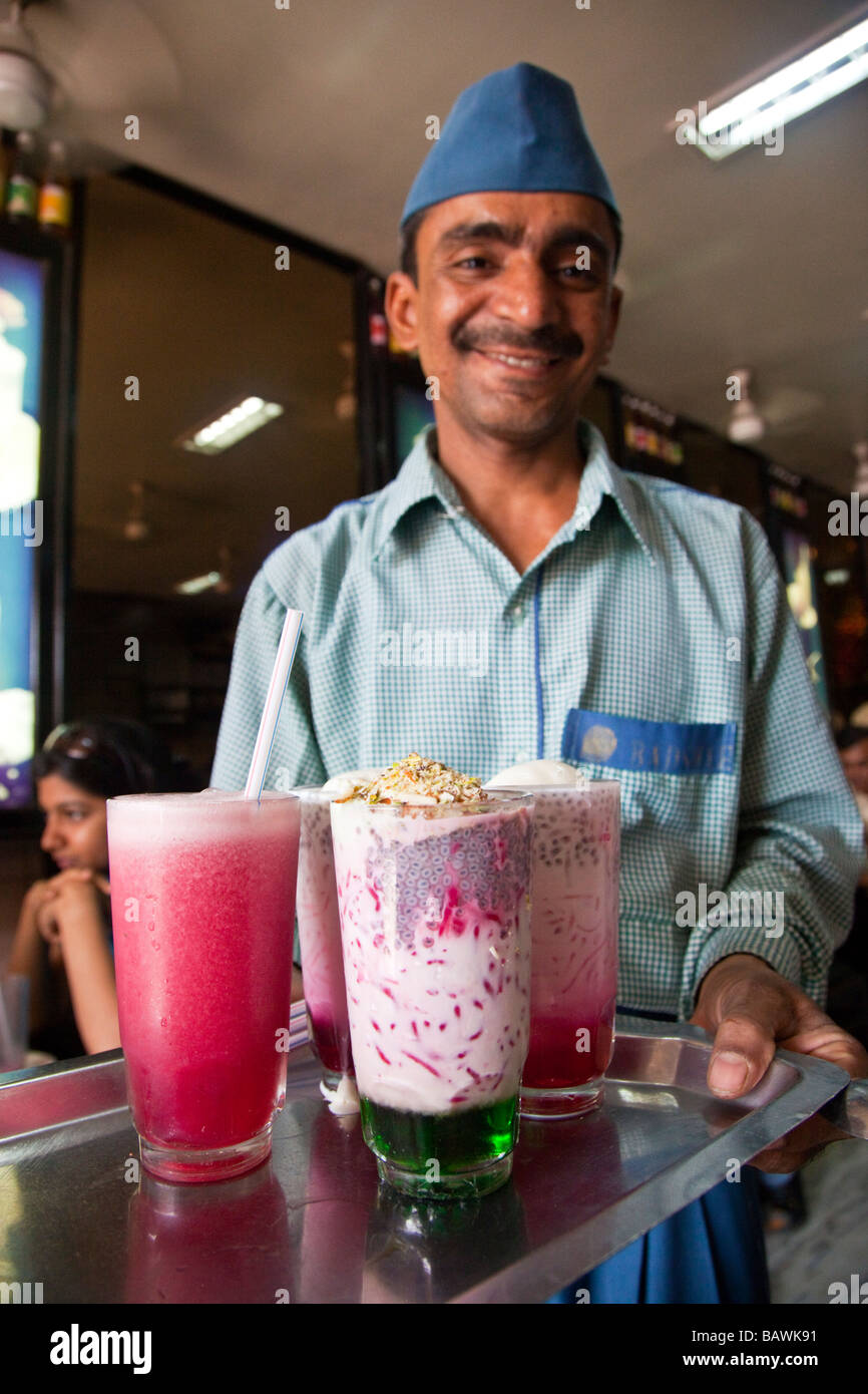 Falooda au fameux Badshah Verre Shop à Mumbai Inde Banque D'Images