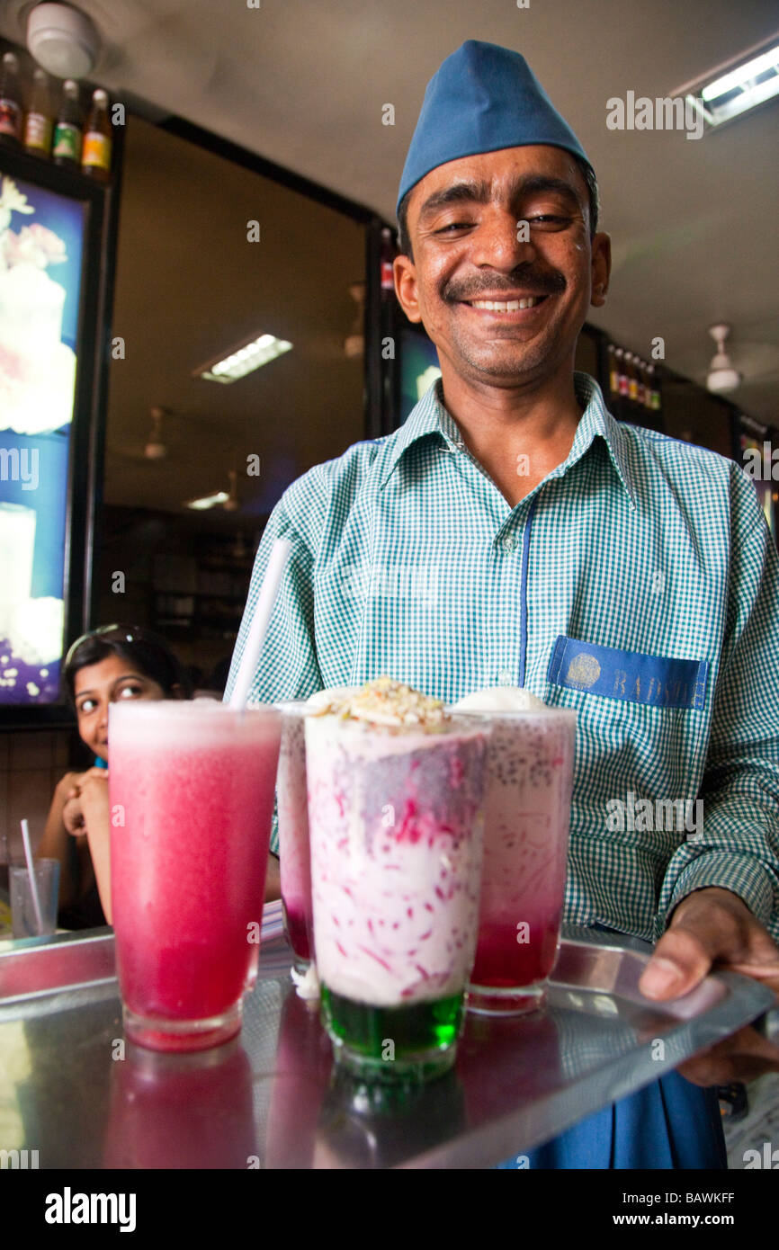 Falooda au fameux Badshah Verre Shop à Mumbai Inde Banque D'Images