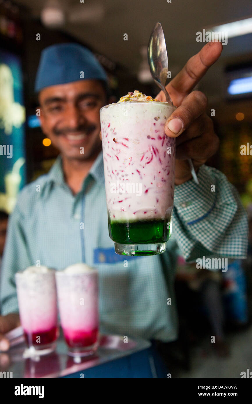 Falooda au fameux Badshah Verre Shop à Mumbai Inde Banque D'Images