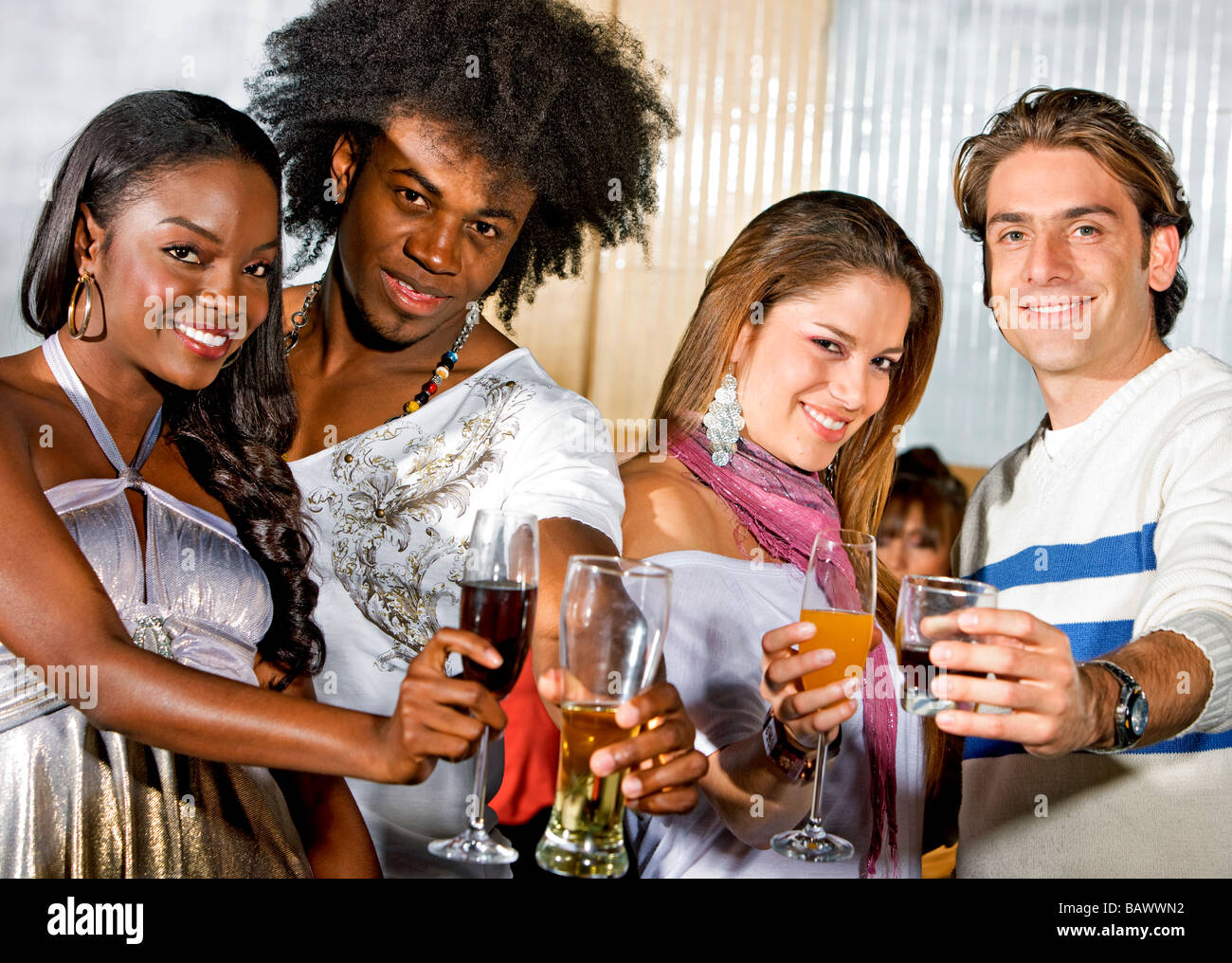 Amis dans un bar Banque D'Images