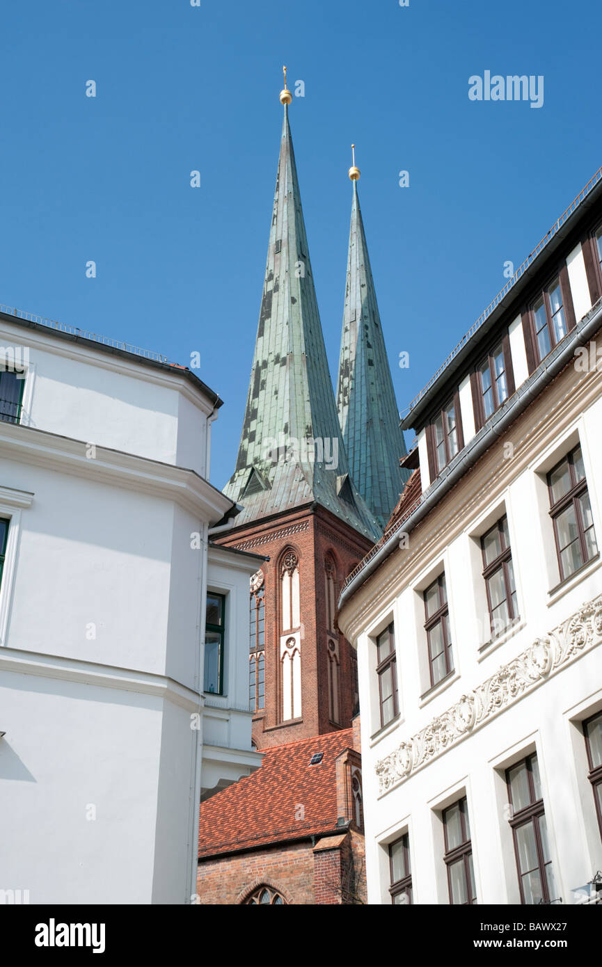 Les bâtiments avec l'église Nikolaikirche dans historique de Nikolaiviertel de Berlin Banque D'Images