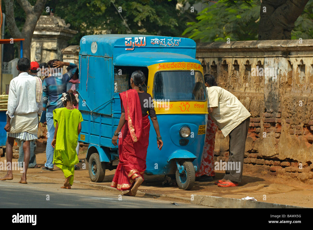 L'Inde, Karnataka, Mysore. Indian Vespa Ape avec un style van corps. Aucun communiqué de presse disponible. Banque D'Images