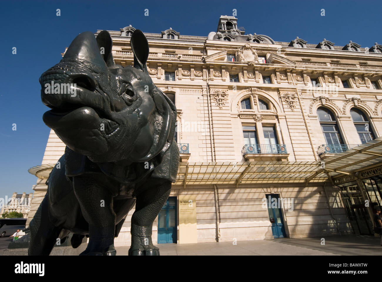 L'extérieur du Musée d'Orsay Rhinoceros par Henri Alfred Jacquemart Paris Banque D'Images