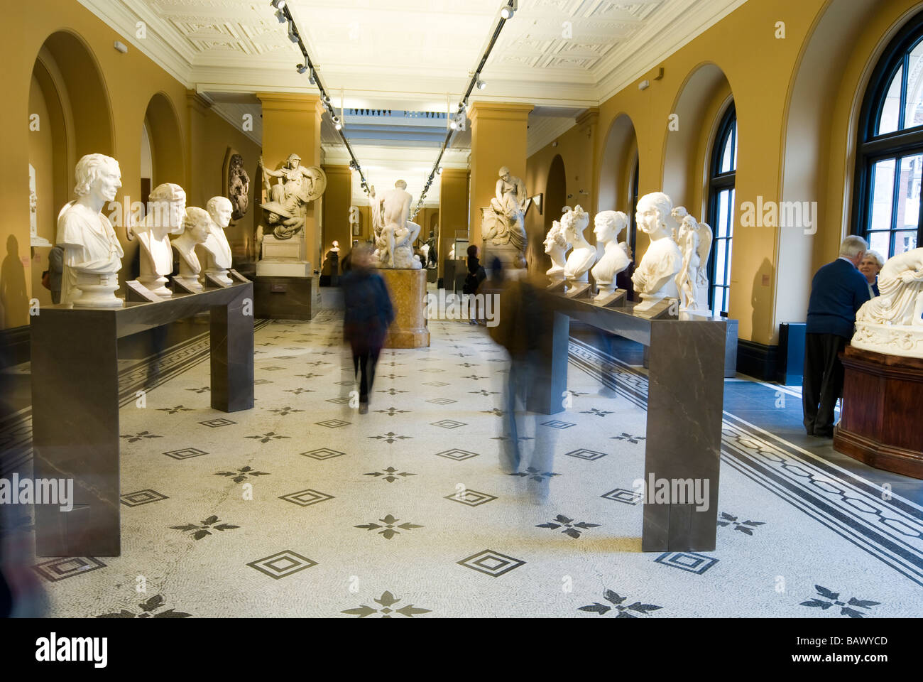 Victoria and Albert Museum, blurred motion Banque D'Images