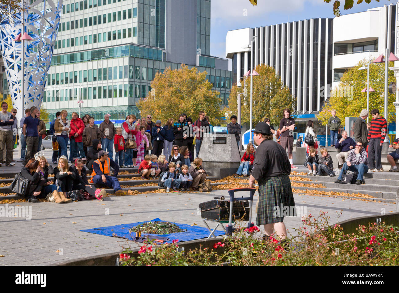 Des foules de gens de regarder un artiste de rue Christchurch Nouvelle Zélande Banque D'Images