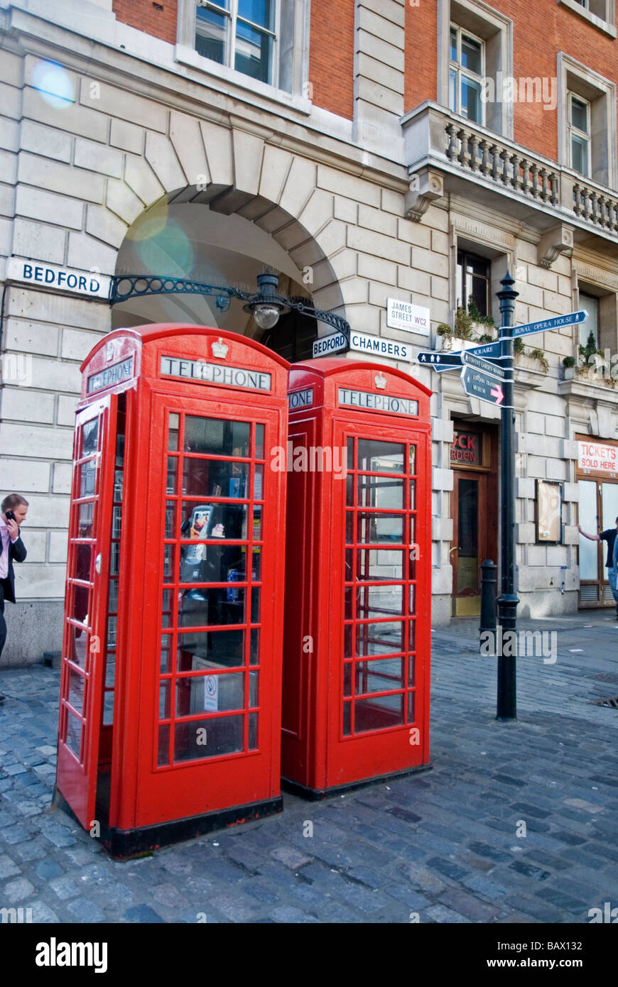Des cabines téléphoniques et des plaques de rue à Covent Garden London England UK Banque D'Images