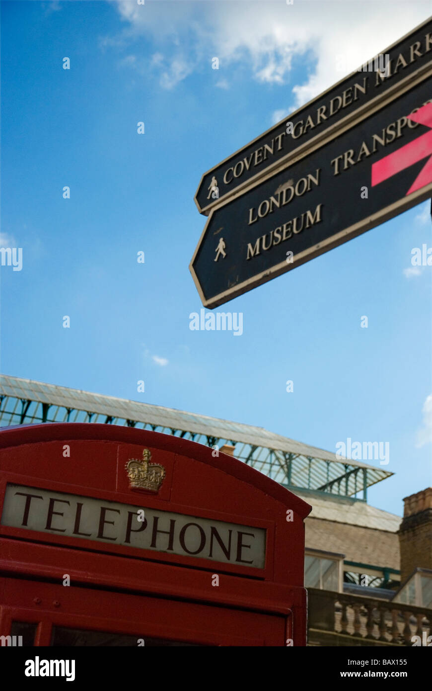Des cabines téléphoniques et des plaques de rue à Covent Garden London England UK Banque D'Images