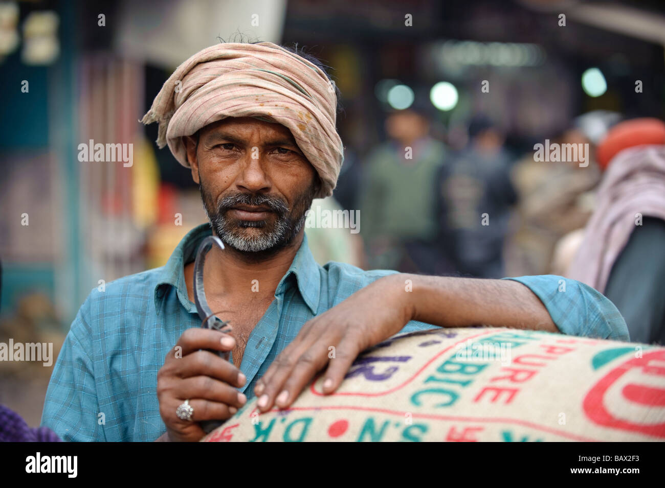 Porte-sac d'épices dans un marché aux épices dans la vieille ville de Delhi, Inde. Banque D'Images