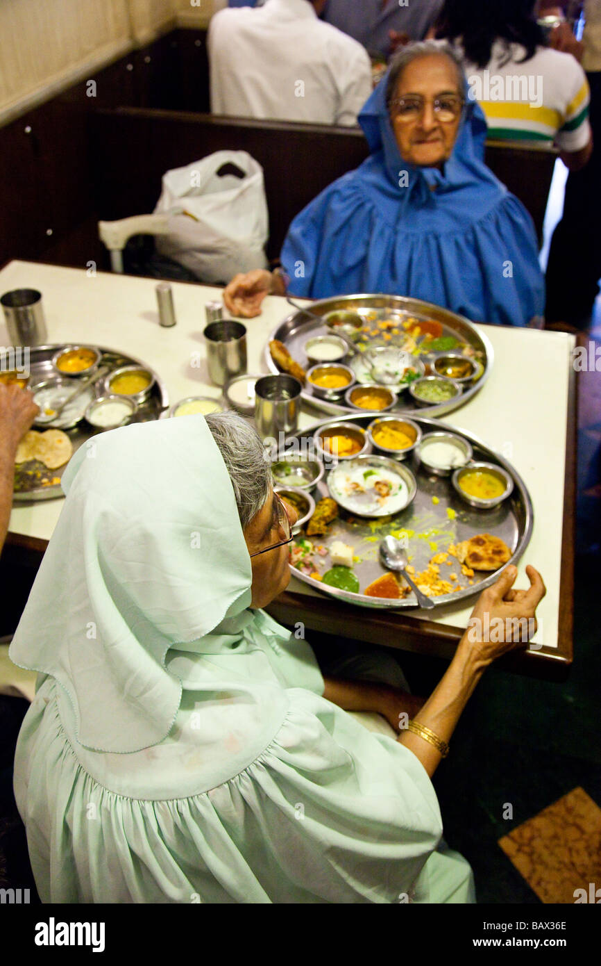 Les femmes à un Gujarati Gujarati Restaurant à Mumbai Inde Banque D'Images