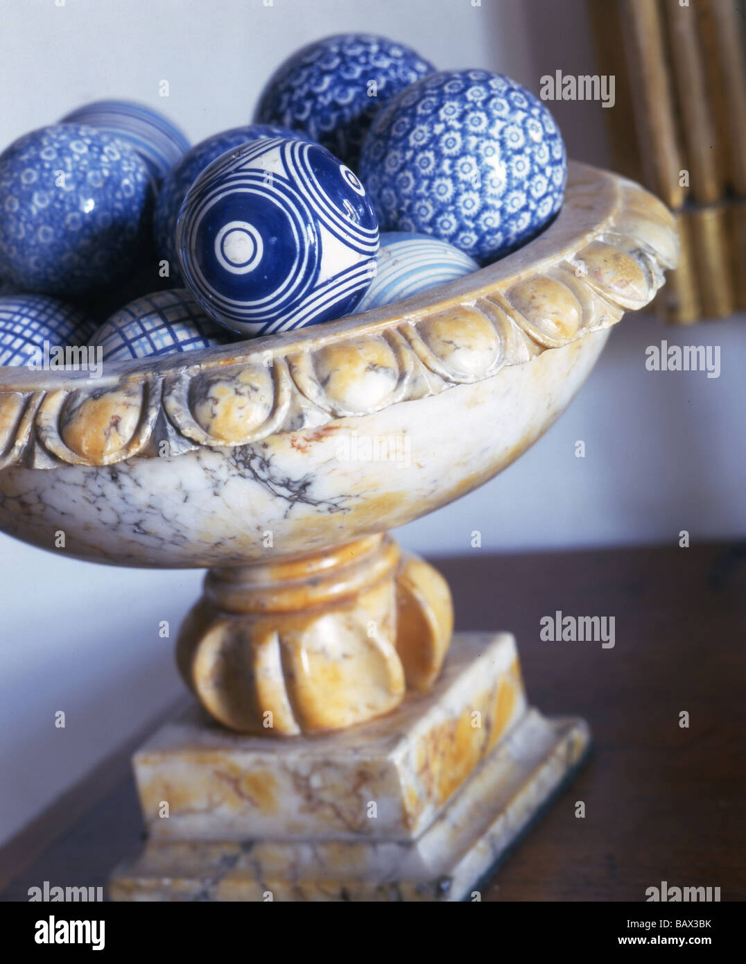 Bol avec boules bleues Banque D'Images