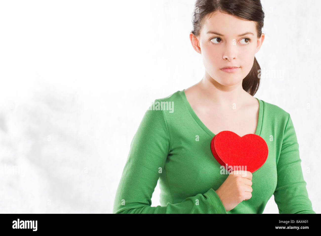 Femme Triste Avec Cœur Brise Souffrant D Amour Montrant La Tristesse Dans Ses Yeux Et Le Pouce Vers Le Bas Photo Stock Alamy