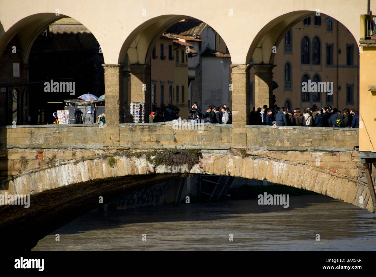 Ponte vecchio pont touristique et Arno Florence Italie Banque D'Images