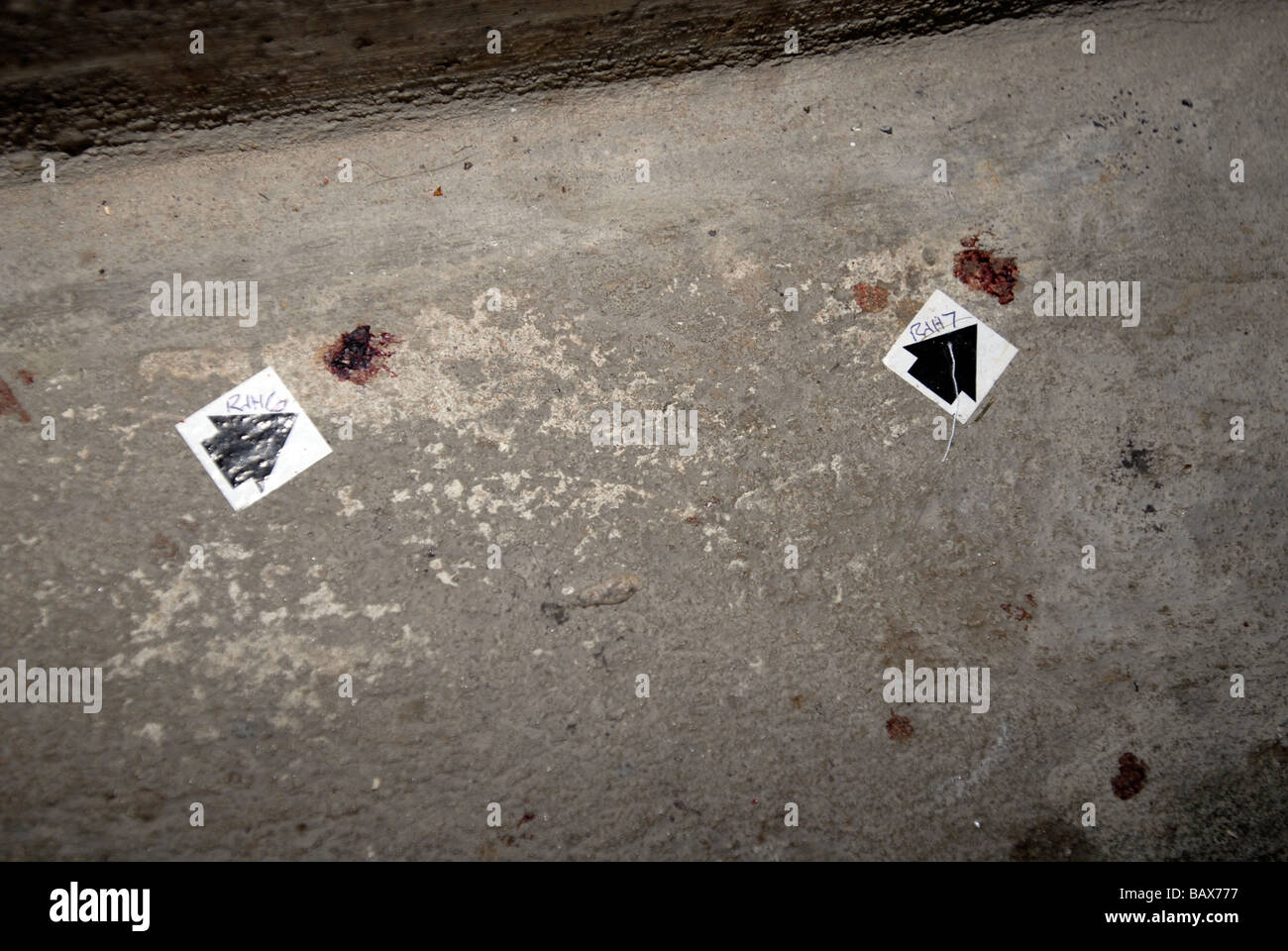 Taches de sang marqué par une flèche noire dans une scène de crime Banque D'Images