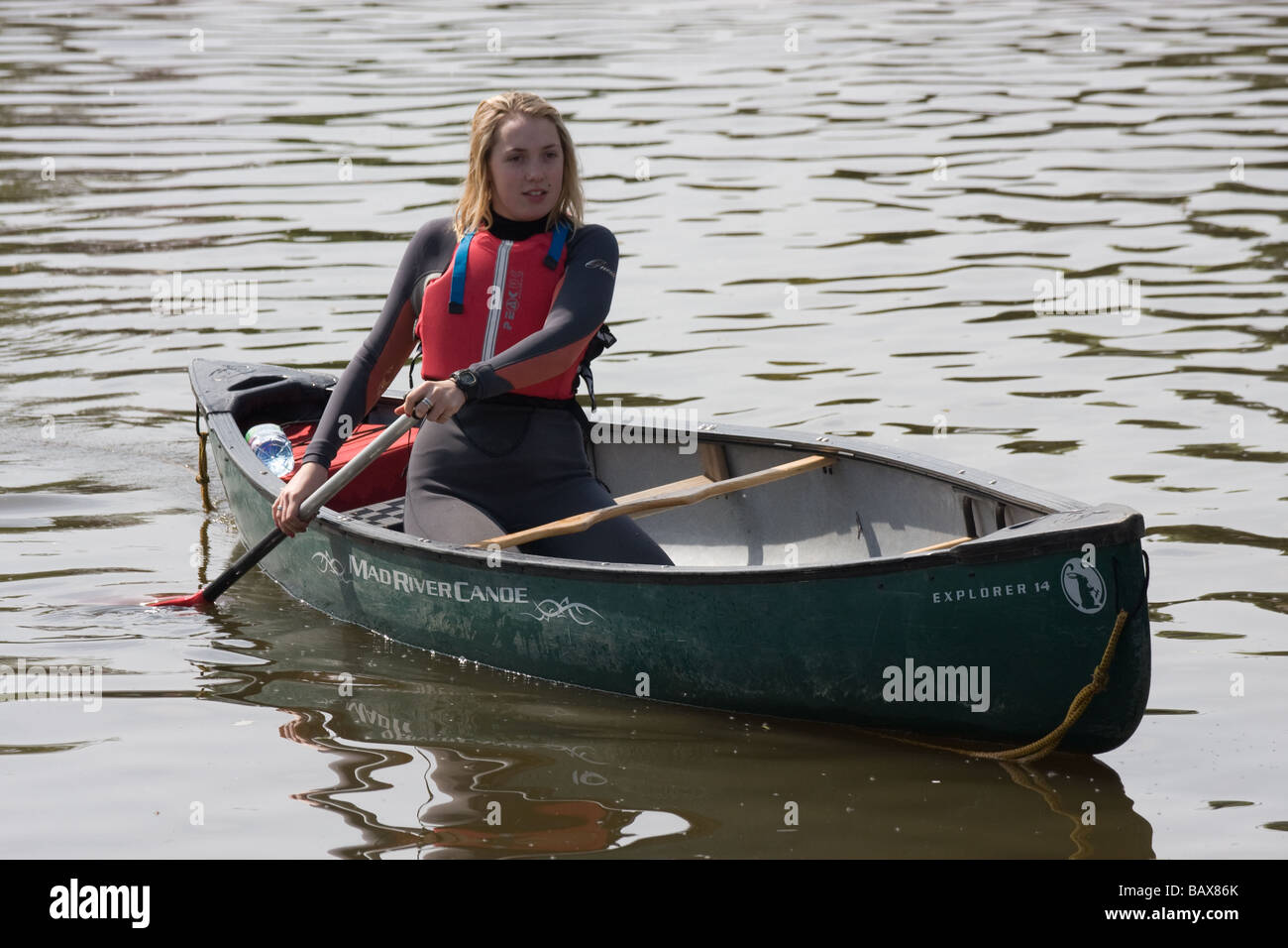Le sport de l'eau canoë canadien canoë rivière Medway yalding angleterre kent uk europe Banque D'Images