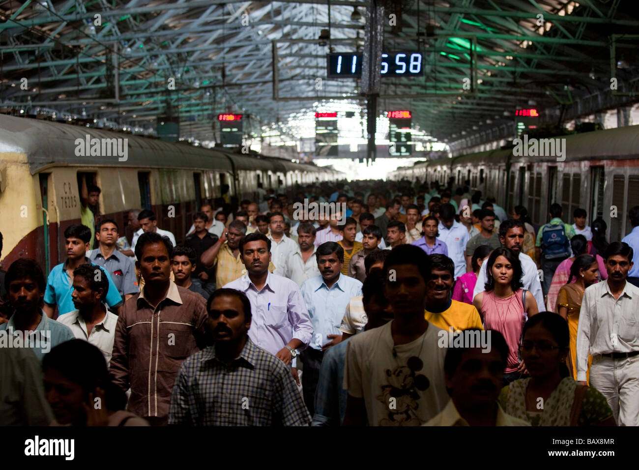 La gare terminus Victoria bondé à Mumbai Inde Banque D'Images