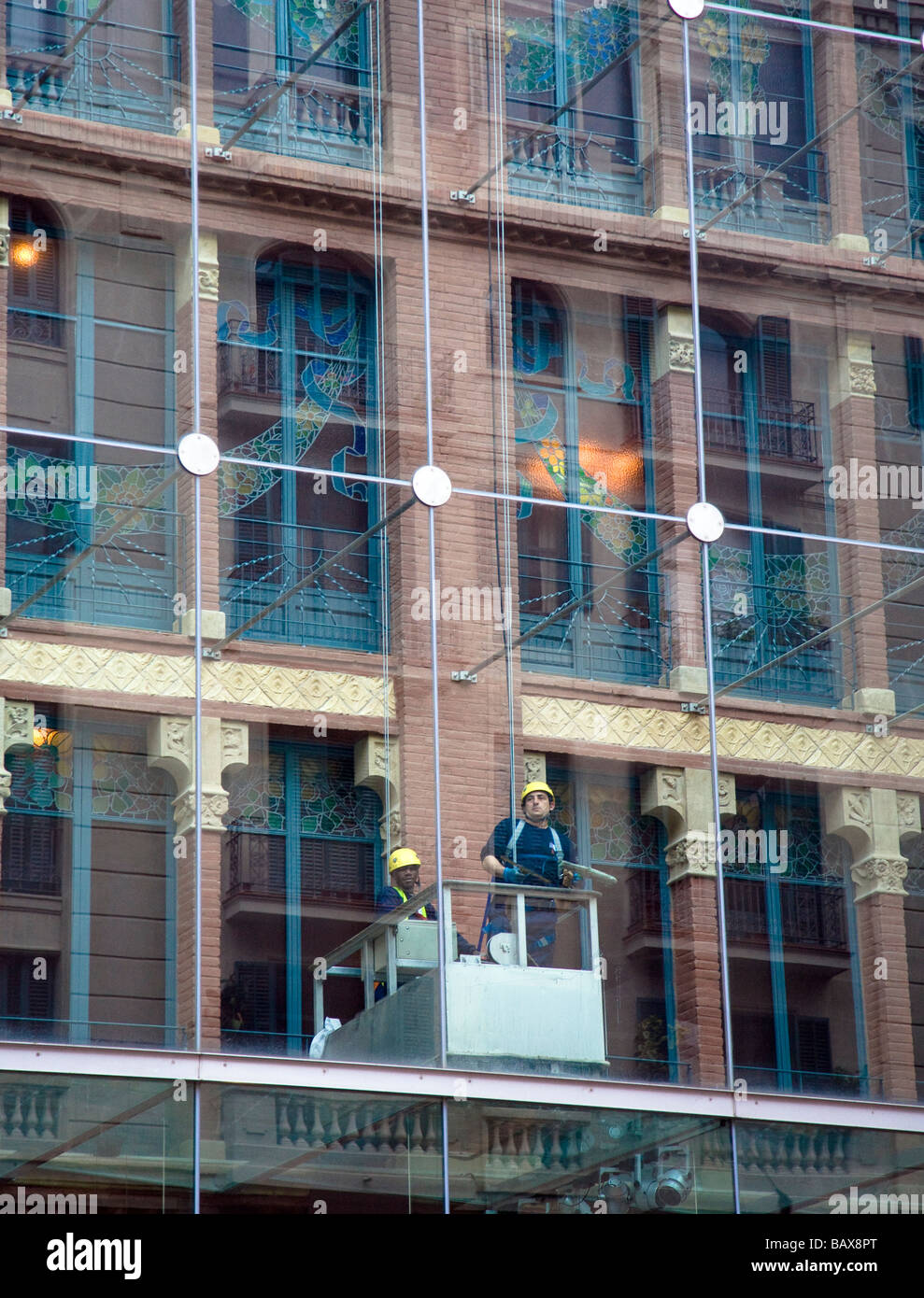 Nettoyage de vitres la peau en verre au Palais de la musique catalane Barcelone Catalogne Espagne Banque D'Images