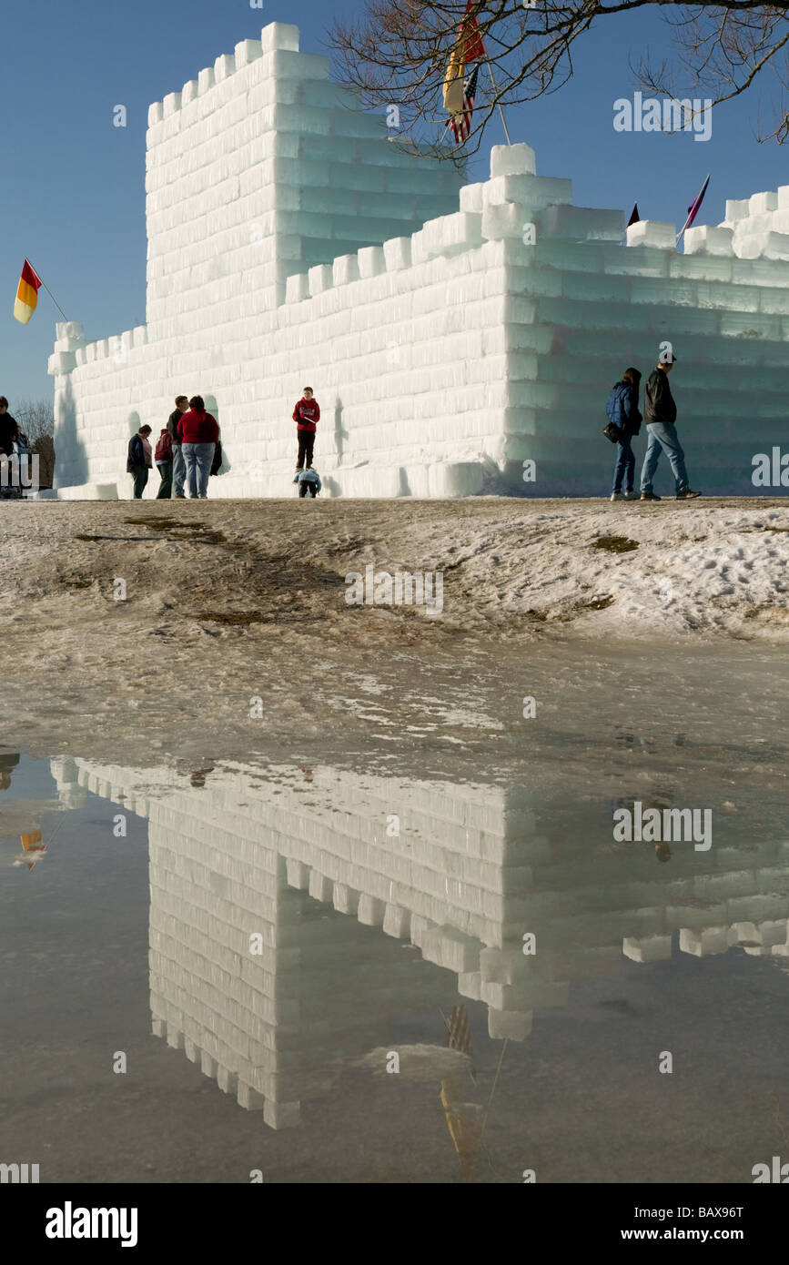 Palais de glace au carnaval d'hiver annuel Saranac Lake Adirondacks New York Banque D'Images