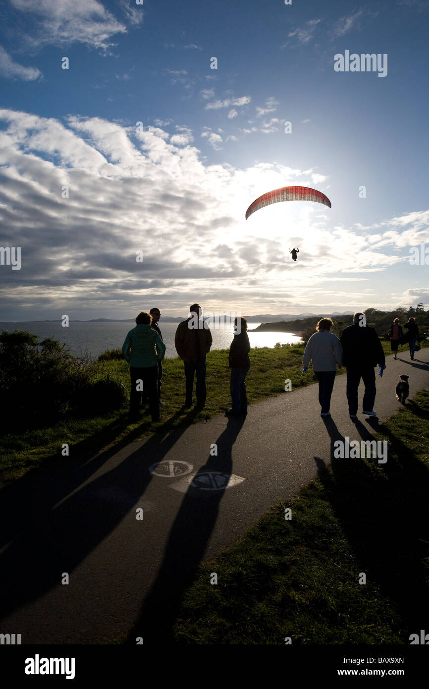 Un pilote parapente vole le long des falaises côtières Dallas Road à Victoria, BC, Canada. Banque D'Images