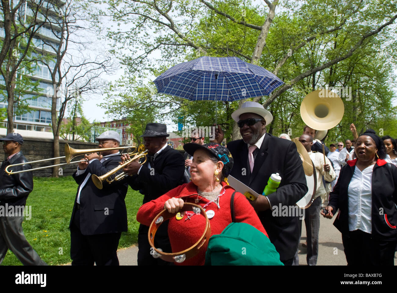 Le Brass Band de Duke Ellington Duke Ellington feuilles de la mémoire sur la rue 110e et des marches à travers Central Park Banque D'Images