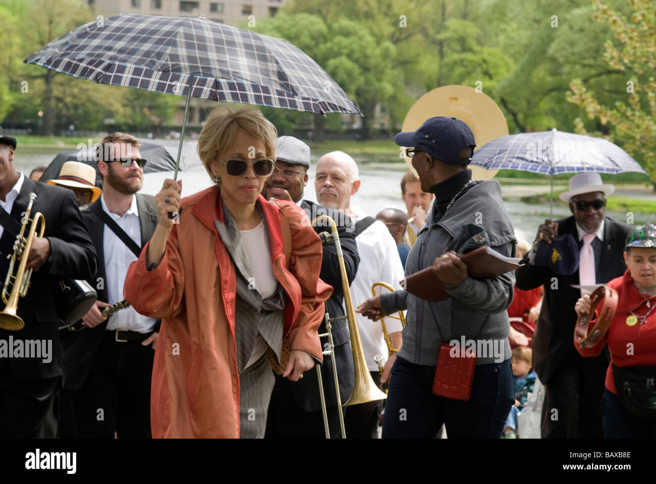 Le Brass Band de Duke Ellington Duke Ellington feuilles de la mémoire sur la rue 110e et des marches à travers Central Park Banque D'Images